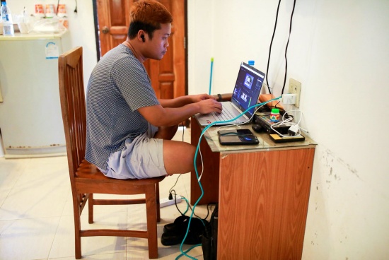 因害怕軍政府，緬甸數(shù)百名父母與持不同政見(jiàn)的孩子斷絕關(guān)系。