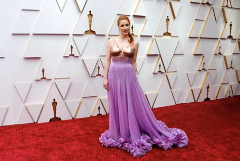 明星為奧斯卡紅毯帶來色彩、閃光和皮膚