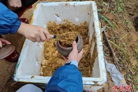 救援組為乘客家屬準(zhǔn)備了陶罐