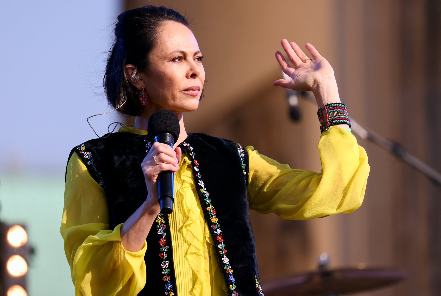 柏林反戰(zhàn)音樂會在勃蘭登堡門吸引2萬人