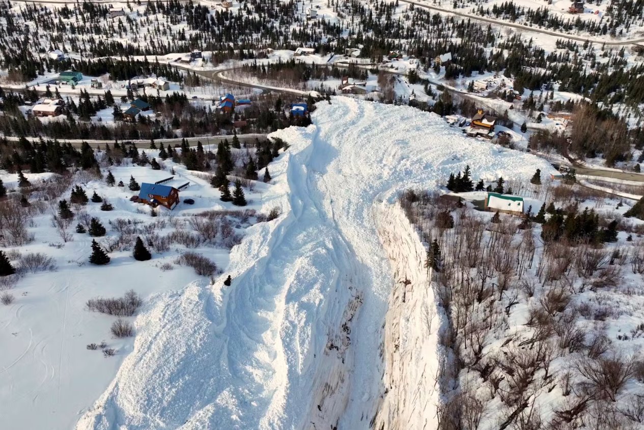 阿拉斯加發(fā)生雪崩 積雪24米深