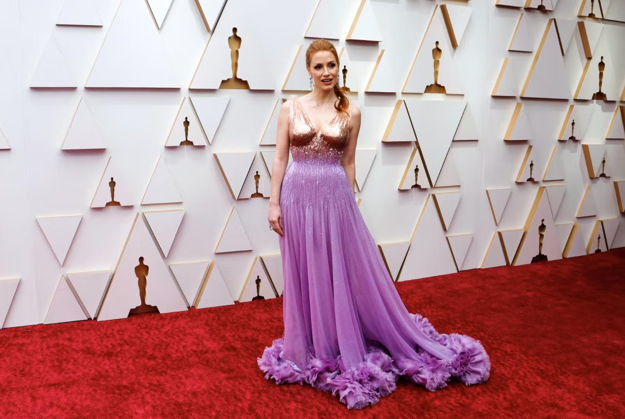 明星為奧斯卡紅毯帶來色彩、閃光和皮膚