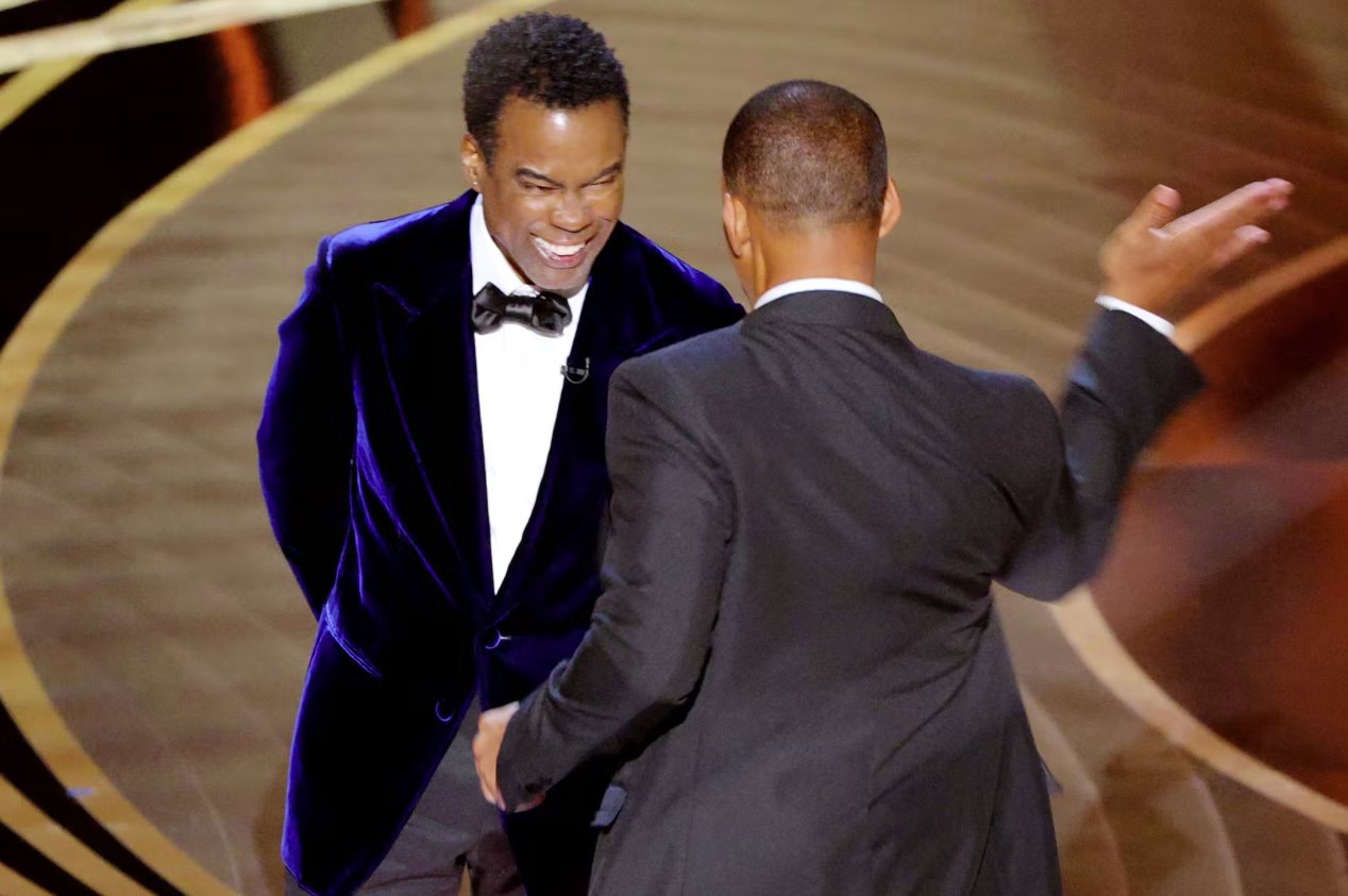 威爾史密斯在奧斯卡頒獎典禮的舞臺上打臉克里斯洛克