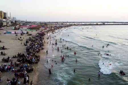 加沙人享受干凈的海水多年來第一次