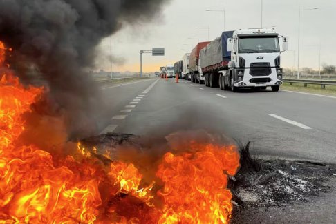 阿根廷卡車司機抗議削減谷物交付