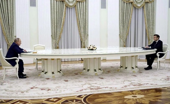 法國(guó)總統(tǒng)拒絕新冠病毒檢測(cè)被迫與普京保持距離