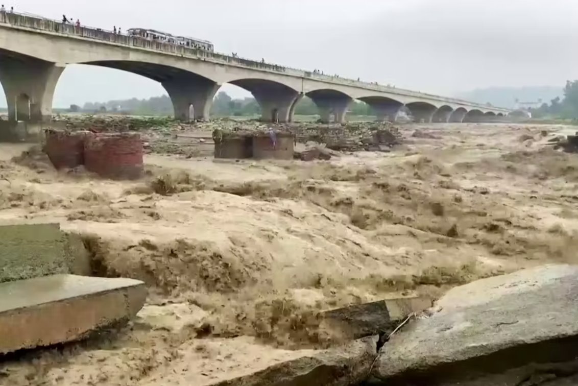 季風降雨襲擊印度北部和東部引發(fā)洪水和山體滑坡數(shù)十人死亡
