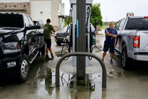 拜登與佛羅里達(dá)州州長(zhǎng)德桑蒂斯談?wù)擄Z風(fēng)伊恩