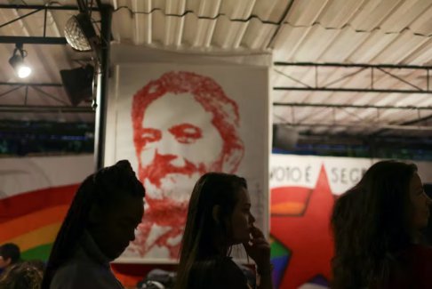 巴西總統(tǒng)候選人盧拉和總統(tǒng)博爾索納羅互相指責(zé)貪污