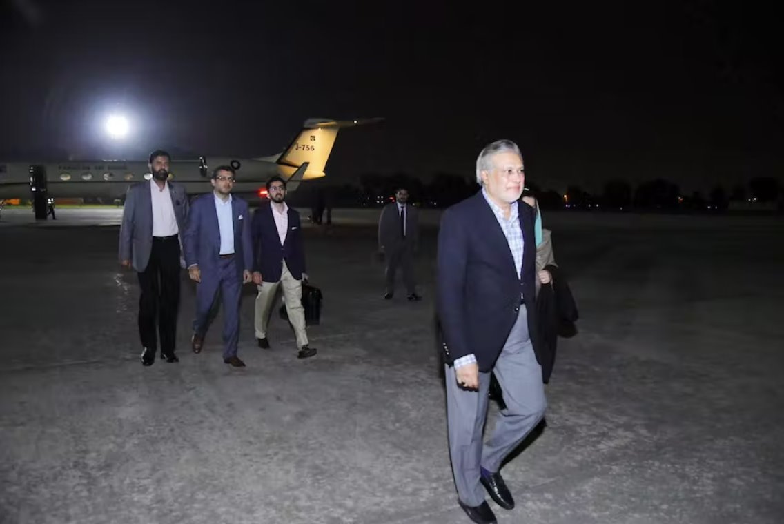 伊沙克&middot;達(dá)爾宣誓就任巴基斯坦新任財(cái)政部長(zhǎng)