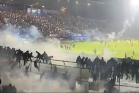 印度尼西亞足球場(chǎng)踩踏事件造成127人死亡180人受傷