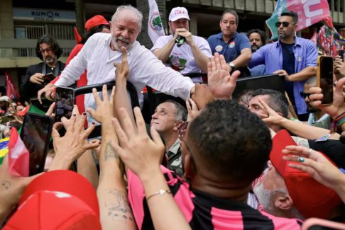 盧拉在巴西決選投票前領(lǐng)先于博爾索納羅