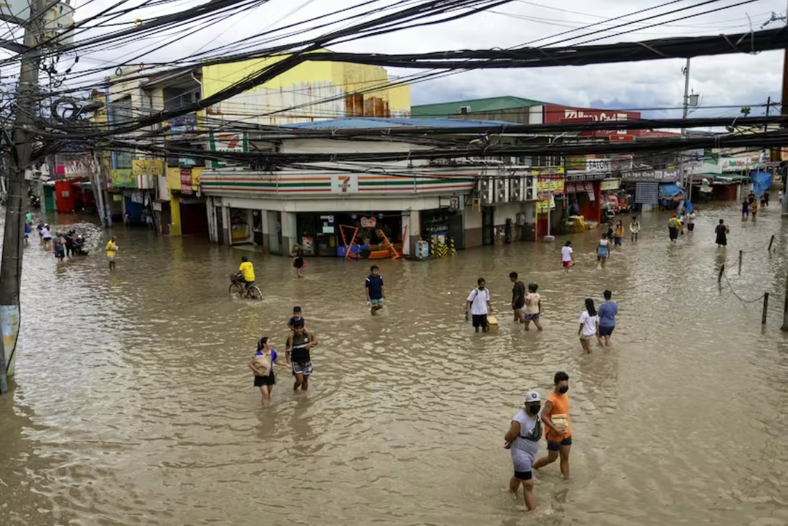 菲律賓總統(tǒng)馬科斯視察災(zāi)區(qū) 臺風(fēng)尼格造成98人死亡
