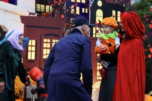 拜登夫婦在白宮慶祝他們的第一個萬圣節(jié)