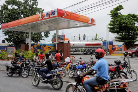 海地人希望在警察解除碼頭的幫派封鎖后獲得燃料供