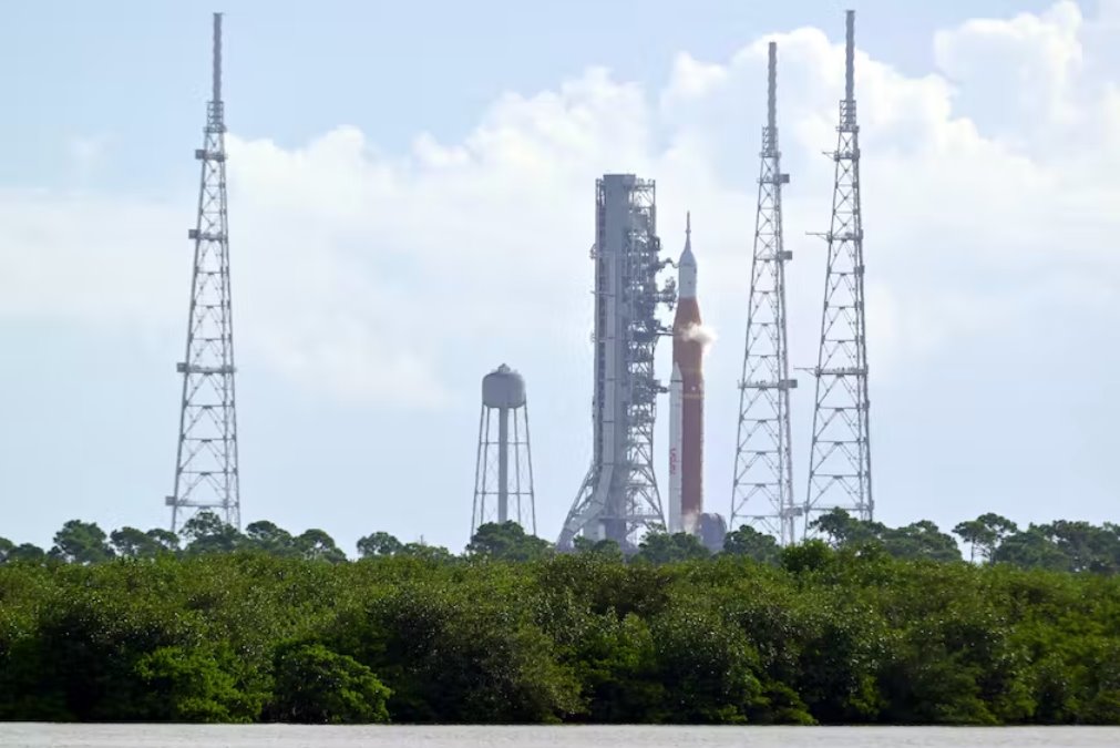 美國(guó)宇航局的新月火箭在佛羅里達(dá)發(fā)射臺(tái)經(jīng)颶風(fēng)強(qiáng)度測(cè)試