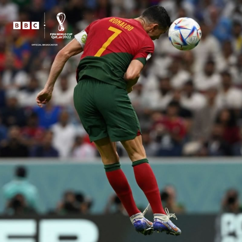 C羅碰到球了嗎 葡萄牙2-0烏拉圭第一個(gè)進(jìn)球C羅沒頂?shù)角? /></p>
<p>2022年11月29日凌晨，卡塔爾世界杯小組賽H組第2輪，葡萄牙2-0烏拉圭，對于比賽第54分鐘的進(jìn)球，球迷在爭論C羅碰到球了嗎？進(jìn)球后，C羅沒有做標(biāo)志慶祝動(dòng)作，顯然他知道自己沒頂?shù)角颉?/p>
<p>這個(gè)爭論來源于進(jìn)球后FIFA官網(wǎng)&官推最初稱是C羅進(jìn)球，不過，幾分鐘后，改成費(fèi)爾南德斯。</p>
<p>支持C羅的球迷表示，當(dāng)時(shí)進(jìn)球后，C羅沒有做他的標(biāo)志慶祝動(dòng)作，而是跑過去擁抱費(fèi)爾南德斯，從這個(gè)細(xì)節(jié)說明，C羅并沒有爭攻。當(dāng)然，現(xiàn)代技術(shù)應(yīng)用到足球比賽以后，球場上發(fā)生的任何細(xì)節(jié)都會被高速攝像機(jī)捕捉，C羅碰到球了沒有我們爭論沒什么意義，這是FIFA官方的失誤。</p>
<p>本場比賽費(fèi)爾南德斯打進(jìn)2球，幫助葡萄牙2-0烏拉圭取勝，提前小組出線，他賽后接受了媒體的采訪時(shí)表示：&ldquo;我們之所以能有這樣的成績，是因?yàn)槲覀冋麄€(gè)團(tuán)隊(duì)的團(tuán)結(jié)和互助。&rdquo;</p>
<p>對于第一球到底是誰進(jìn)的，他說：&ldquo;我慶祝時(shí)就當(dāng)成那是C羅的進(jìn)球，我就是朝著他傳的。但是結(jié)果都是一樣的。通常來講，對于前鋒來說進(jìn)球更重要，但更重要的是我們達(dá)成了目標(biāo)。&rdquo;</p>
<p>不管C羅有沒有碰到球，這個(gè)球進(jìn)了，足球是一個(gè)團(tuán)隊(duì)運(yùn)動(dòng)，沒有葡萄牙隊(duì)全隊(duì)配合，就沒有這樣的勝利，單說這個(gè)進(jìn)球，如果沒有C羅和費(fèi)爾南德斯在進(jìn)攻中的配合，就不會有這個(gè)進(jìn)球。</p>
<p>最終葡萄牙2-0烏拉圭，提前一輪晉級16強(qiáng)，對于葡萄牙這才是最重要。&nbsp;</p>　　本文“”來源：http://zjjzhonglv.com/sports/2971.html，轉(zhuǎn)載必須保留網(wǎng)址。
      <div   id=