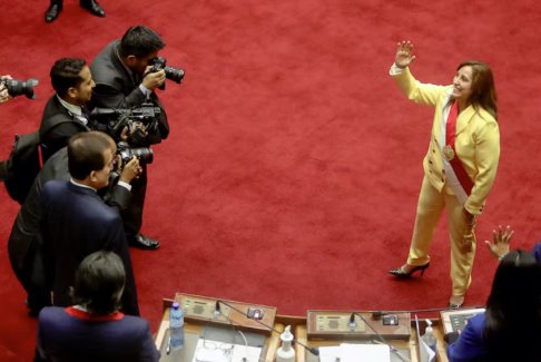 秘魯首位女總統(tǒng)迪娜·博盧阿特承諾治愈國(guó)家的創(chuàng)傷