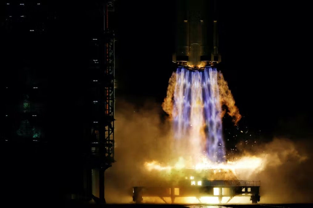 中國宇航員往返天地間完成為期六個(gè)月的任務(wù)