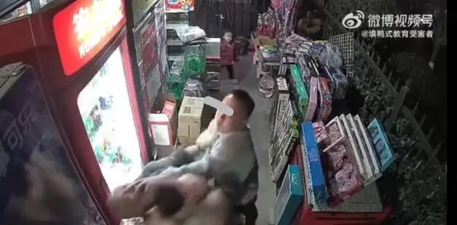 老人護(hù)孩子用腳擋狗遭狗主人鎖喉推倒