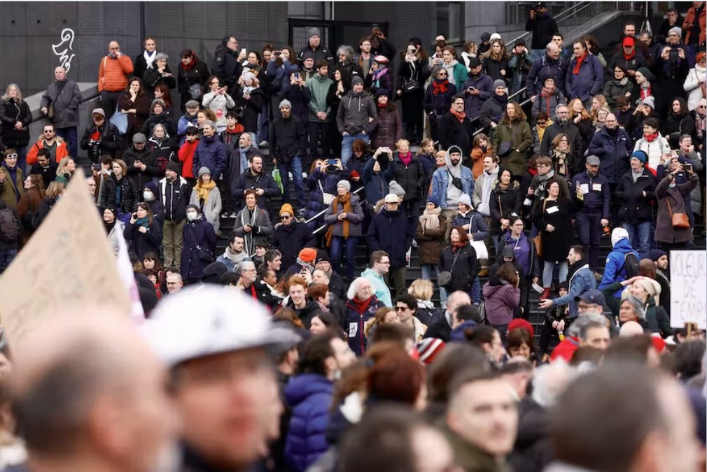 法國(guó)參議院通過(guò)了馬克龍的養(yǎng)老金改革方案