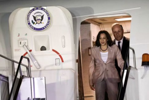 哈里斯在立法者因槍支抗議被驅(qū)逐后訪問田納西州