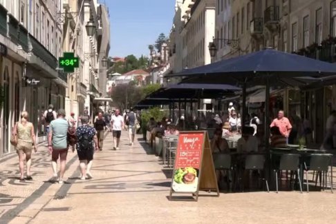 西班牙高溫天氣加劇長(zhǎng)期干旱 小鎮(zhèn)上用卡車運(yùn)水