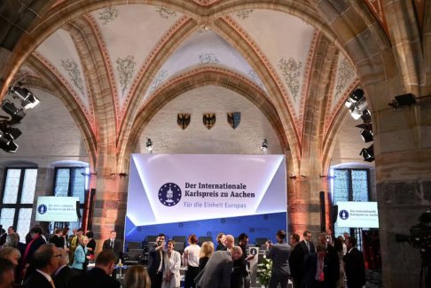 澤連斯基代表烏克蘭人民領(lǐng)取查理曼大帝獎