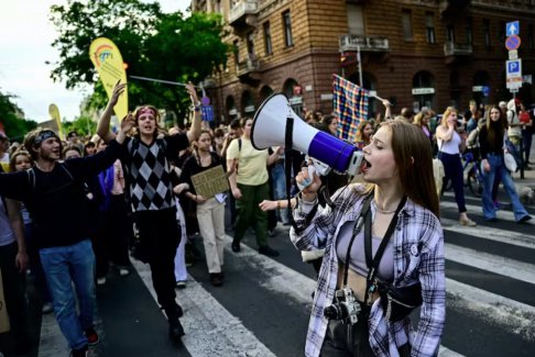 匈牙利人抗議新教師法和警察暴力
