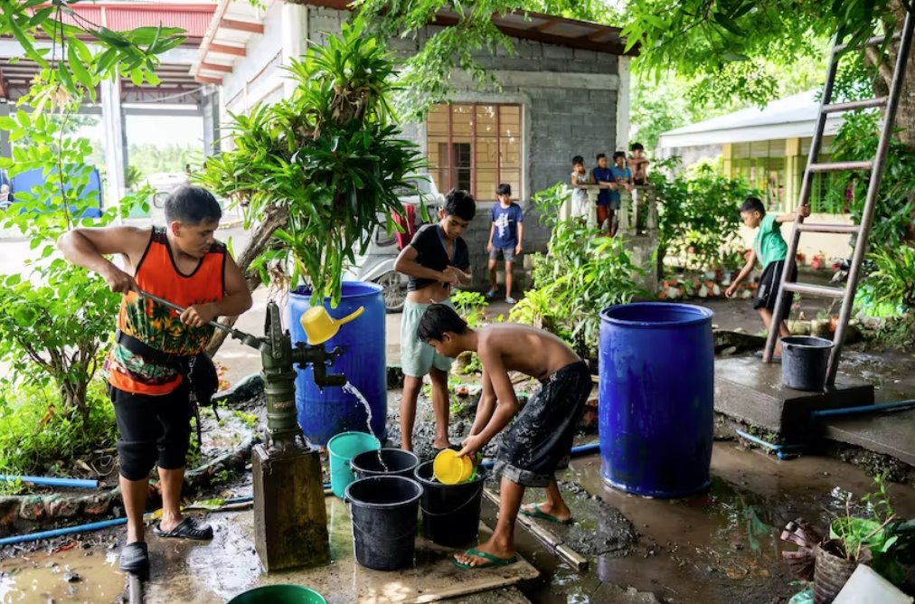 菲律賓火山噴出熔巖和氣體 居民流離失所長達數(shù)月之久