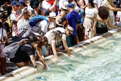 世界氣象組織顧問表示 極端熱浪將持續(xù)整個(gè)八月