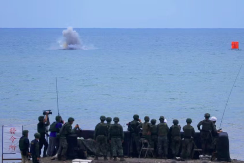 臺軍在南部戰(zhàn)略海岸舉行實彈演習像“魚炮”