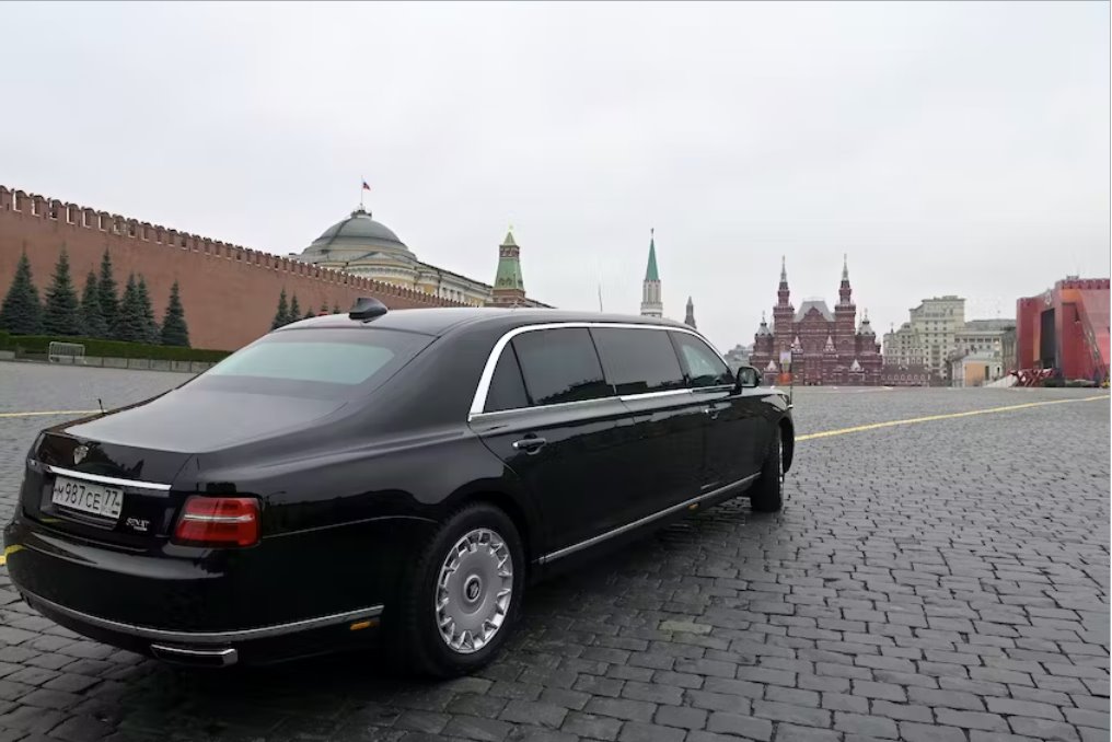 普京向金正恩介紹自己的豪華轎車