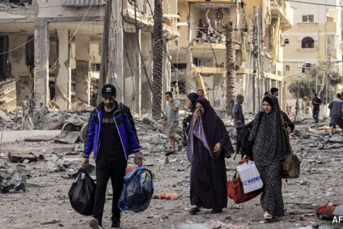 隨著巴以戰(zhàn)爭升級(jí) 巴勒斯坦人離開加沙城的卡拉馬街