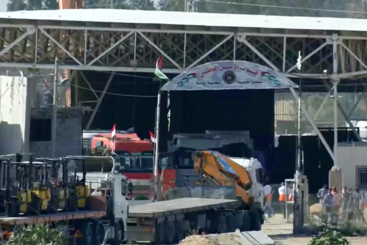 運(yùn)送醫(yī)療用品和食品救援物資的卡車(chē)進(jìn)入加沙