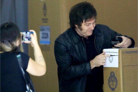 阿根廷總統(tǒng)塞爾吉奧·馬薩授予哈維爾·米萊總統(tǒng)選舉