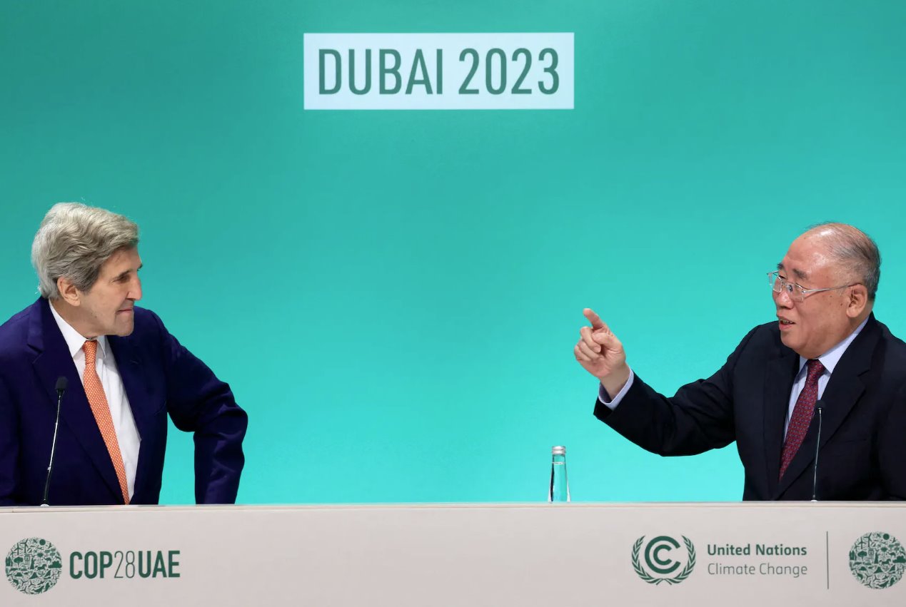 2023年12月13日,在迪拜聯(lián)合國氣候變化大會COP28上,美國氣候特使約翰·克里和中國氣候特使解振華在談判協(xié)議草案發(fā)布后出席新聞發(fā)布會。