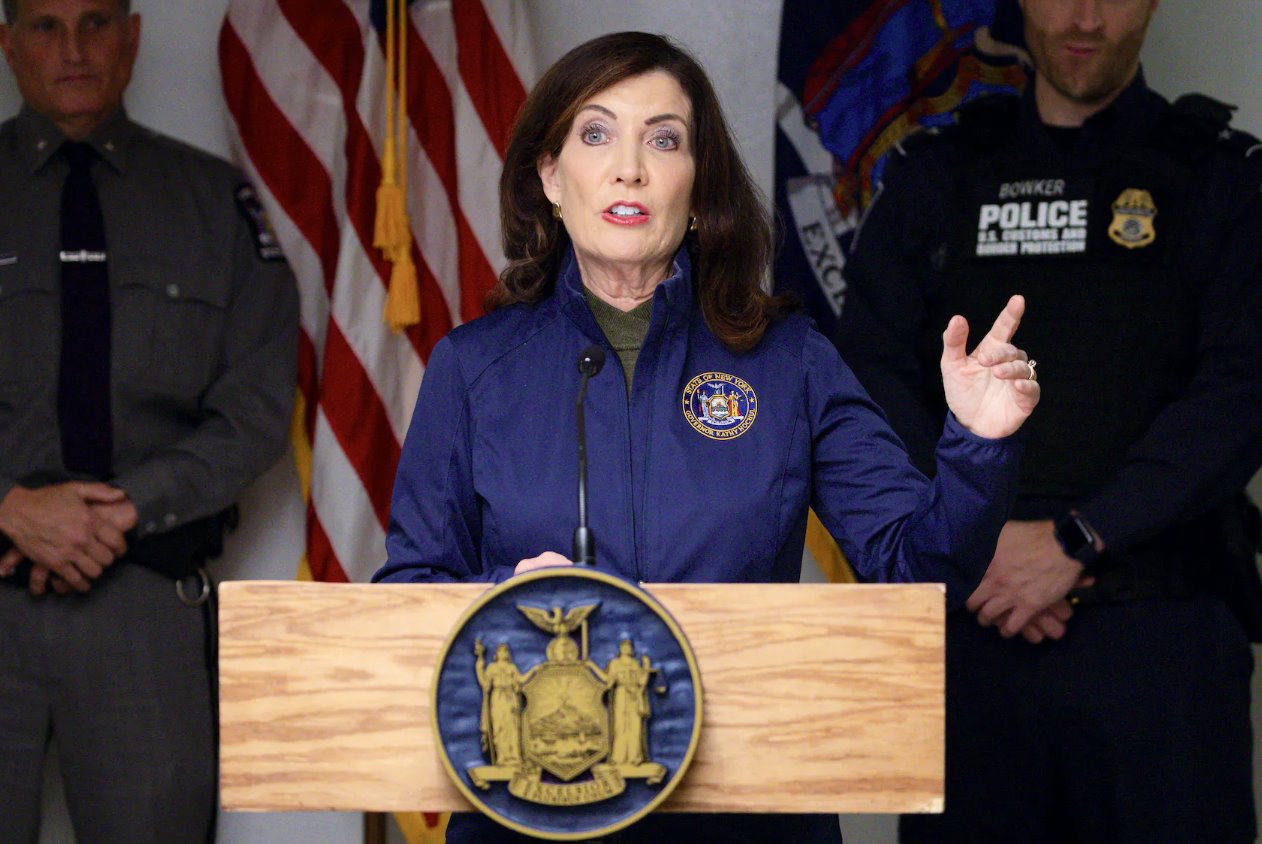 2023年11月22日，美國紐約州尼亞加拉瀑布彩虹橋美國與加拿大邊境口岸發(fā)生事件后，紐約州州長凱西&middot;霍赫爾(KathyHochul)向媒體發(fā)表講話。
