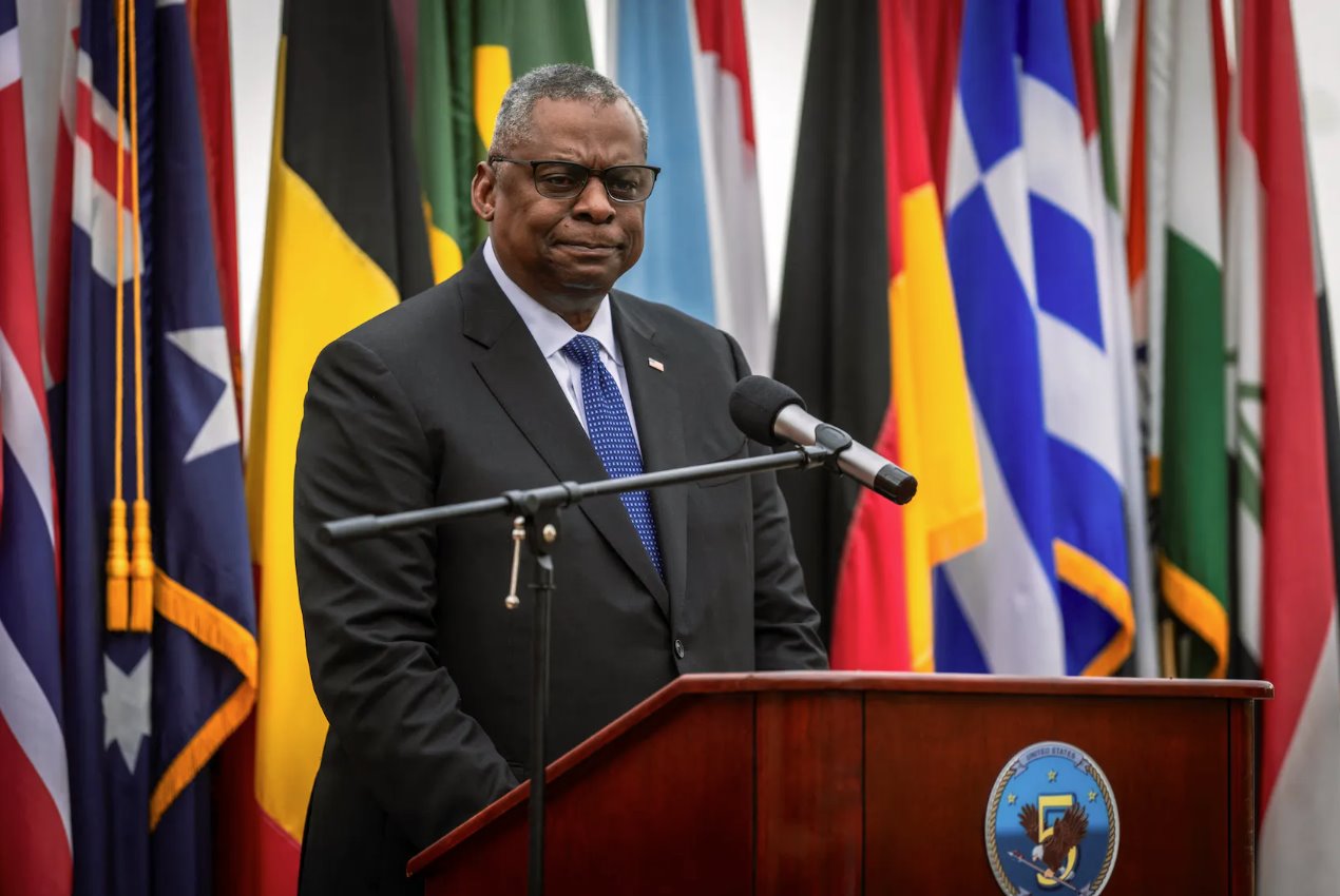 國(guó)防部長(zhǎng)勞埃德&middot;J&middot;奧斯汀三世在參加2023年12月19日在巴林麥納麥NVCENT總部舉行的虛擬紅海安全峰會(huì)后向分配海軍支援活動(dòng)的軍人發(fā)表講話。