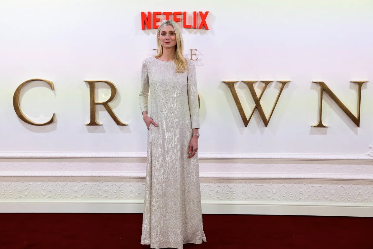 演員伊麗莎白&middot;德比茨基(ElizabethDebicki)出席2023年12月5日在英國倫敦舉行的電視劇《王冠》第六季第二部分的首映式。