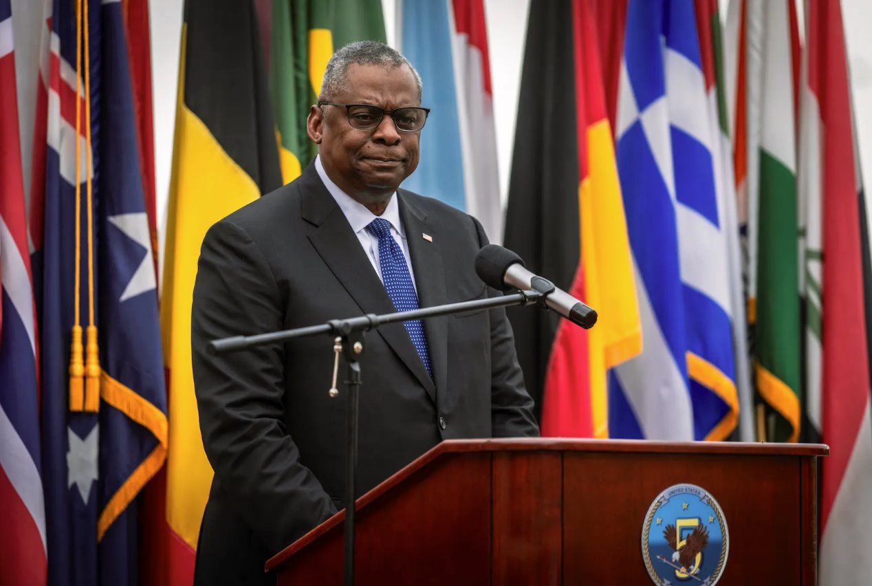 國防部長勞埃德&middot;J&middot;奧斯汀三世在參加2023年12月19日在巴林麥納麥NVCENT總部舉行的虛擬紅海安全峰會后向分配海軍支援活動的軍人發(fā)表講話。