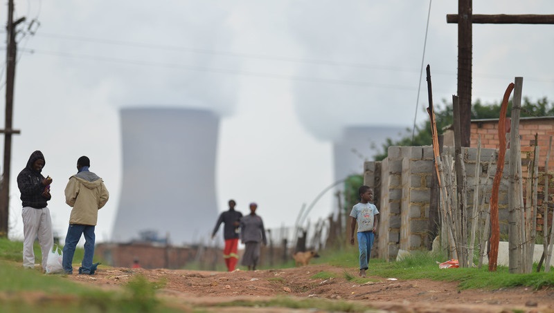 Masakhane非正式定居點，背景是Duvha煤電站。