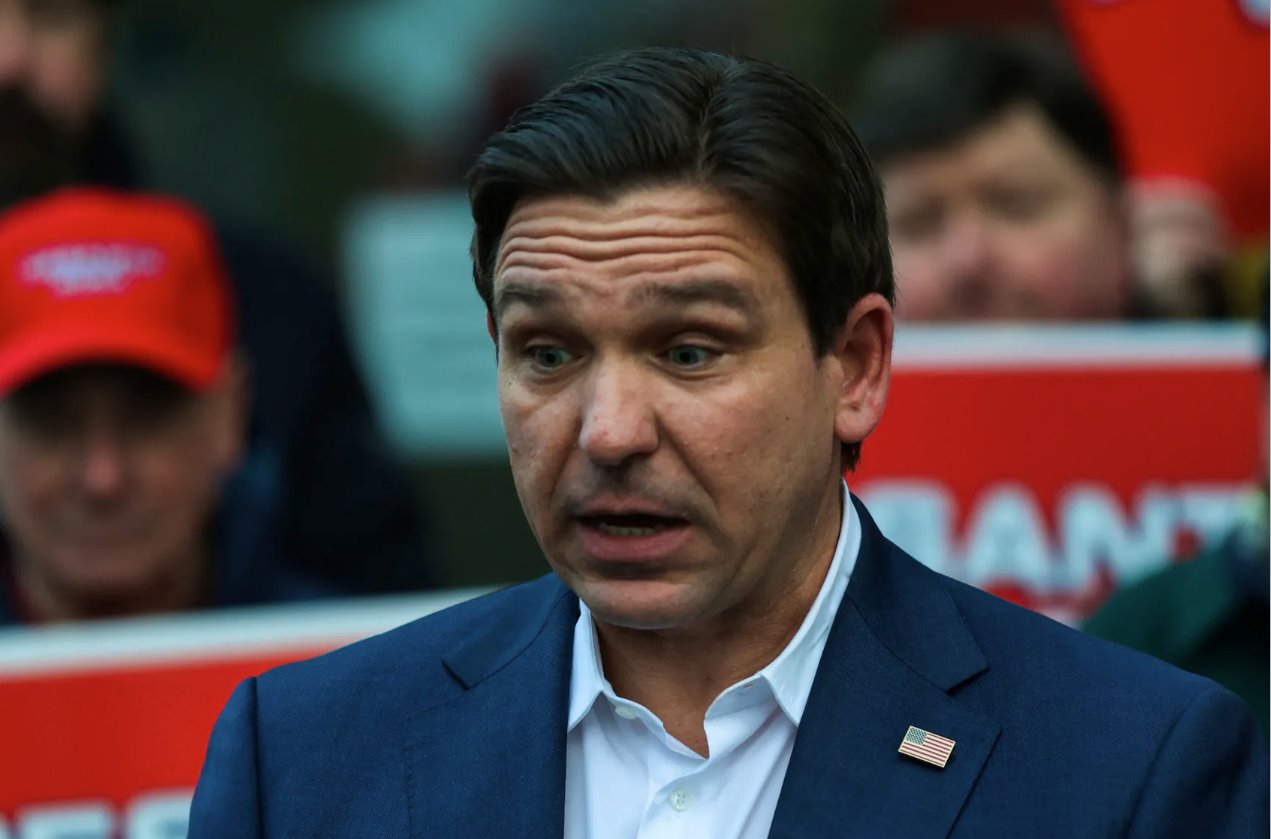 共和黨總統(tǒng)候選人、佛羅里達(dá)州州長羅恩&middot;德桑蒂斯于2024年1月19日在美國新罕布什爾州戈夫斯敦的圣安瑟姆學(xué)院在新罕布什爾州初選前的競選訪問期間向媒體發(fā)表講話。