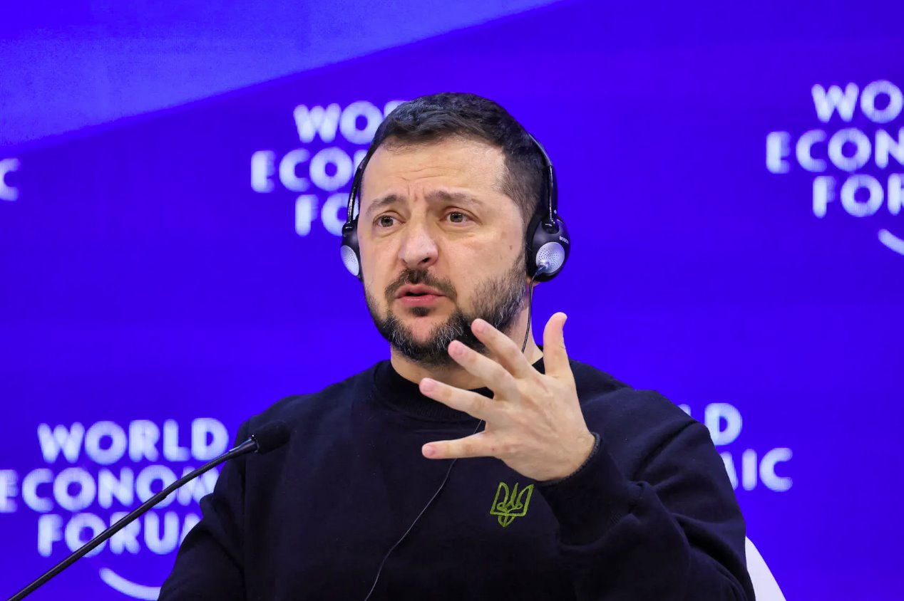 烏克蘭總統(tǒng)澤連斯基于2024年1月16日在瑞士達(dá)沃斯舉行的第54屆世界經(jīng)濟(jì)論壇年會(huì)上發(fā)表講話。