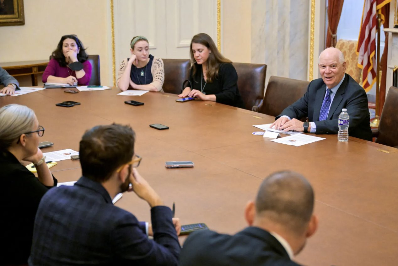 美國(guó)參議員本&middot;卡?。―-MD）于2023年9月28日在美國(guó)華盛頓國(guó)會(huì)山擔(dān)任參議院外交關(guān)系委員會(huì)主席后在委員會(huì)會(huì)議上發(fā)表講話。