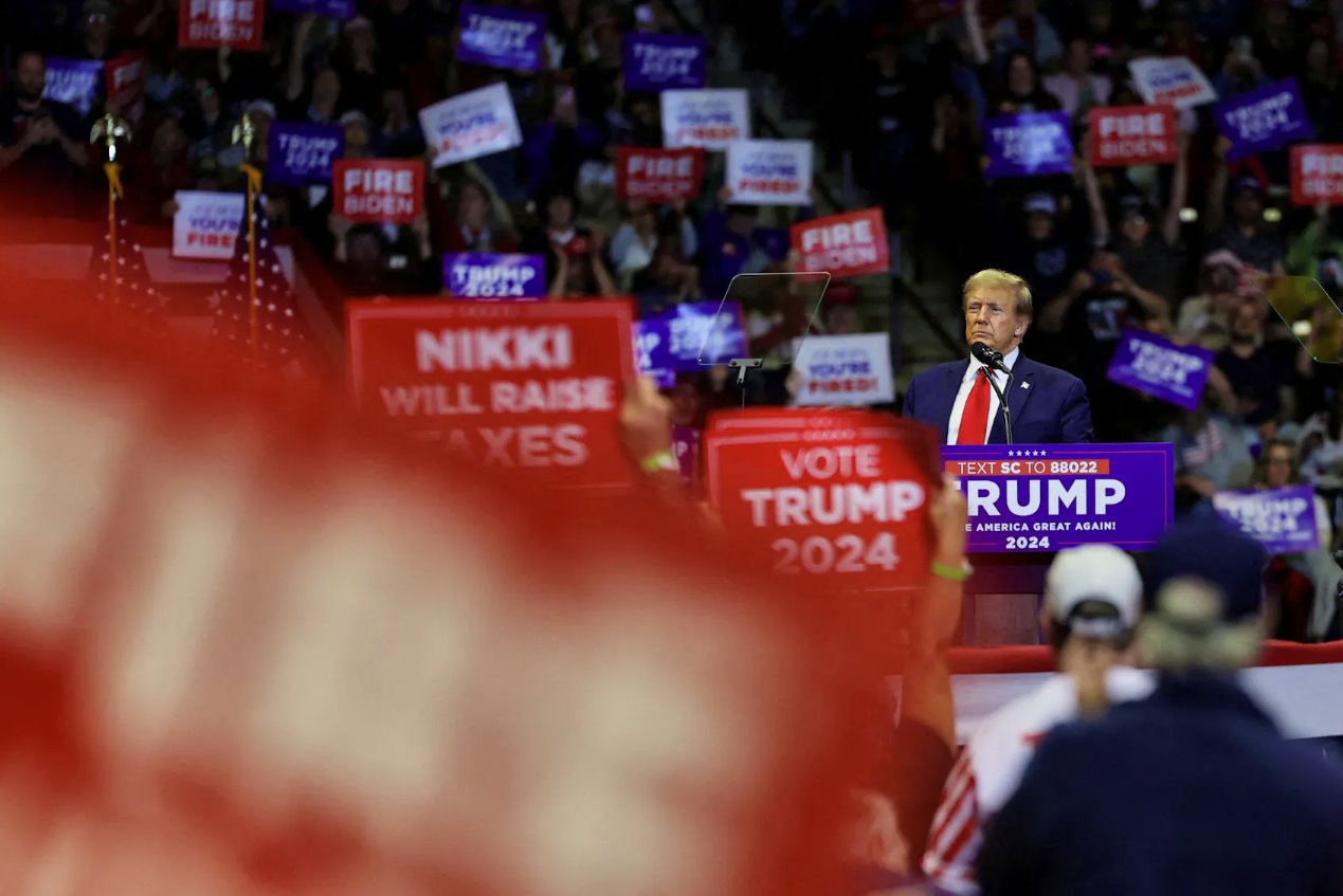 共和黨總統(tǒng)候選人、美國前總統(tǒng)唐納德&middot;特朗普于2024年2月23日在美國南卡羅來納州羅克希爾舉行的南卡羅來納州共和黨總統(tǒng)初選之前在溫思羅普體育館舉行的競選集會上發(fā)表講話。