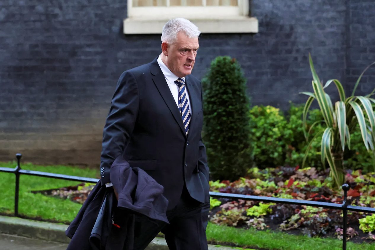 2023年12月12日，保守黨副主席李&middot;安德森在英國倫敦唐寧街10號散步。