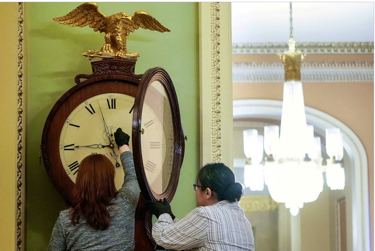 國會(huì)大廈建筑師的員工在美國華盛頓國會(huì)山為俄亥俄鐘上弦