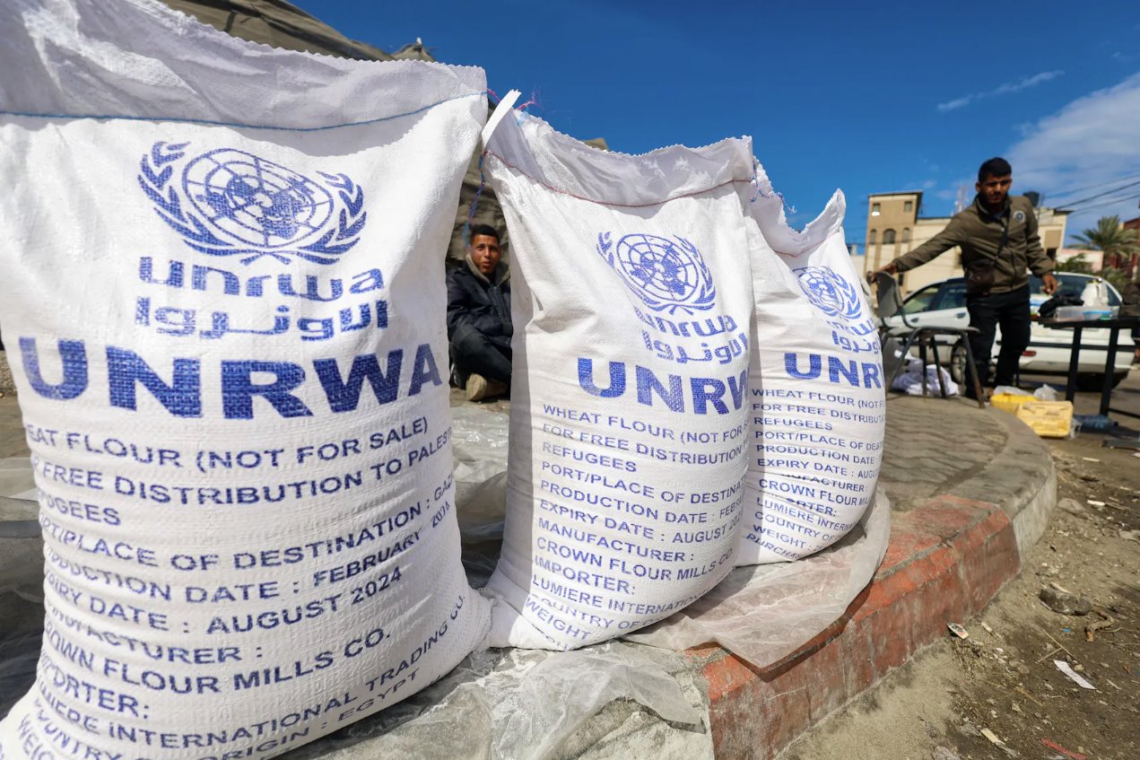 2024年3月7日，以色列哈馬斯在加沙地帶南部拉法持續(xù)沖突，流離失所的巴勒斯坦人等待聯(lián)合國近東救濟工程處(近東救濟工程處)的援助。