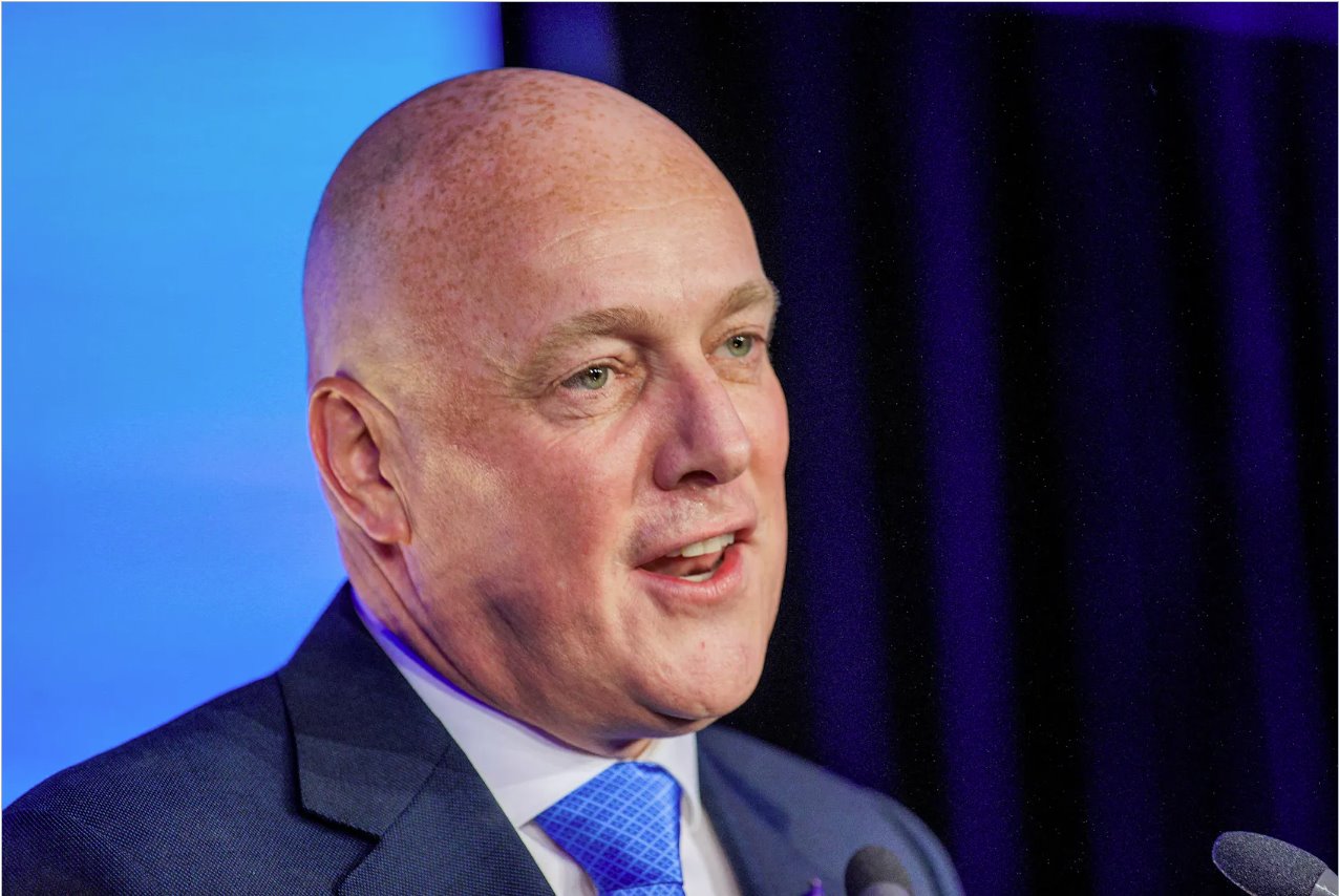 國(guó)家黨領(lǐng)袖克里斯托弗&middot;盧克森(ChristopherLuxon)于2023年10月14日在新西蘭奧克蘭贏得大選，成為新西蘭下一任總理后，在選舉黨內(nèi)向支持者發(fā)表講話。